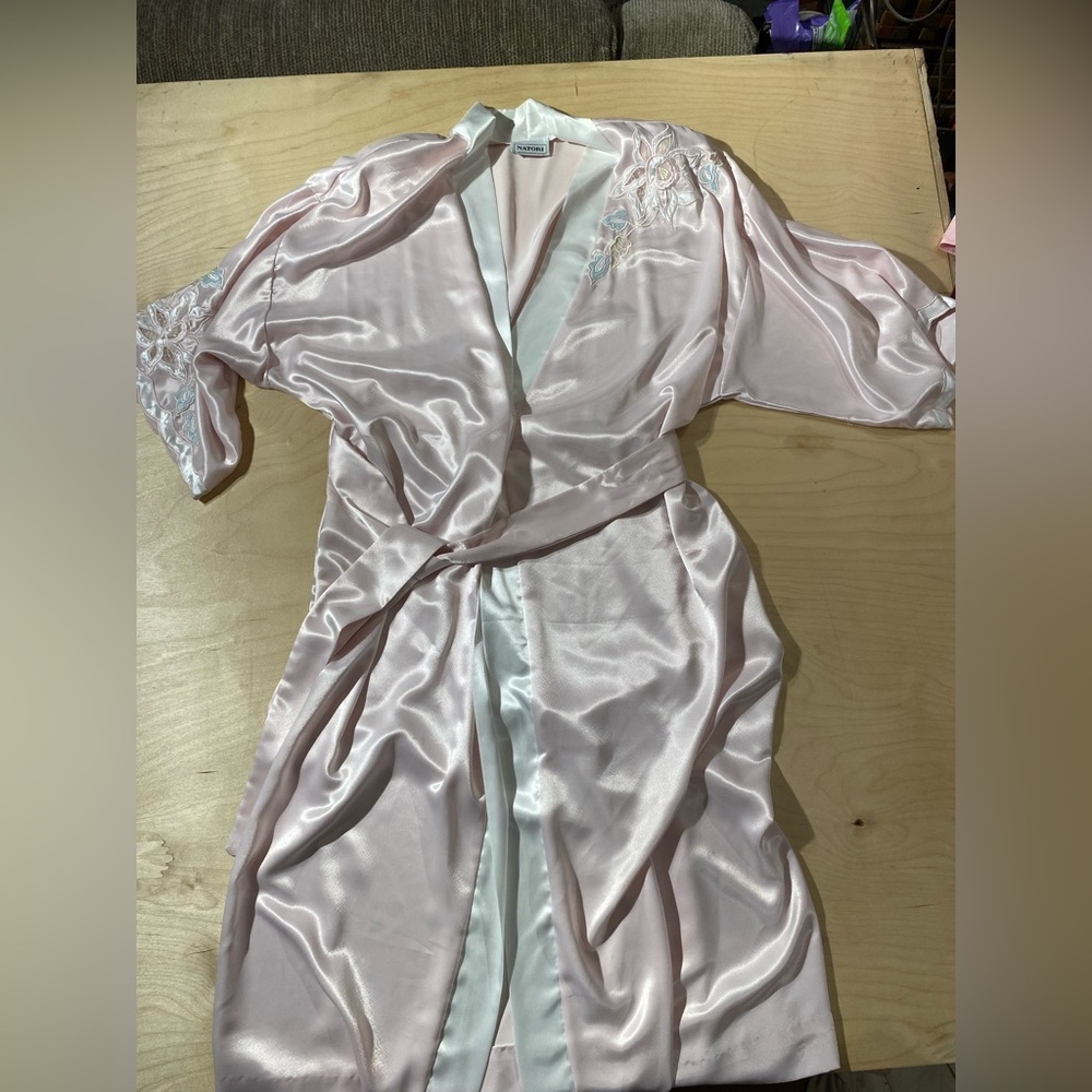Natori Light Pink Satin Robe with White Accents Medium (QK)